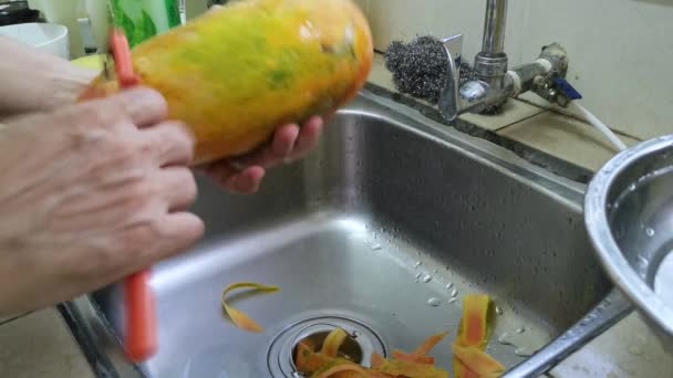 Peeling Papaya Matura Pulizia Taglio Fette — Video Stock