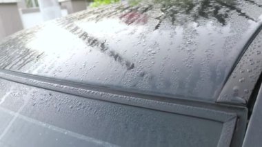 Arabanın dış yüzeyinde sabah sisi var..