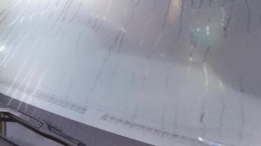 Arabanın dış yüzeyinde sabah sisi var..