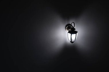 Duvardaki lamba iç merdiven koridorunda..