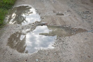 Kırsal yol boyunca yansıtıcı su birikintisi