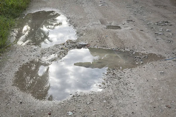 Reflecterende Plas Langs Het Landpad — Stockfoto