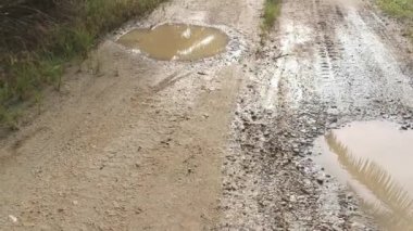 Kırsal yol boyunca yansıtıcı su birikintisi