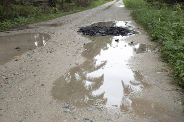 Kırsal yol boyunca yansıtıcı su birikintisi
