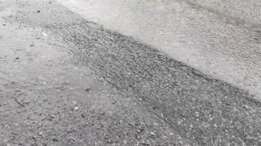 Caddenin kaldırımına damlayan yağmur suyu..