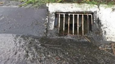 Caddenin kaldırımına damlayan yağmur suyu..