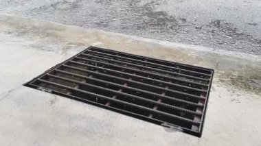 Caddenin kaldırımına damlayan yağmur suyu..