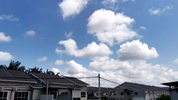 動く白い雲のタイムラプスシーン — ストック動画
