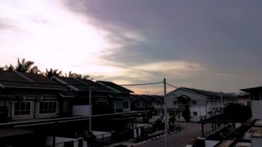 Akşam gökyüzünün zaman aşımına uğramış sahnesi kararıyor