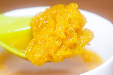 Bir kase haşlanmış balkabağı çorbası.