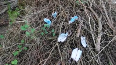 Ormana yerleştirilmiş cerrahi maske kullanılmış..