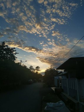 Çin kasabasının etrafında gün doğumu sahnesi.