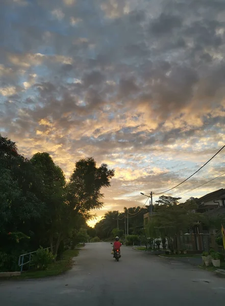 Красивый Восход Солнца Вокруг Типичной Азиатской Улицы — стоковое фото
