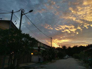 Tipik Asya sokağının etrafında güzel bir gün doğumu