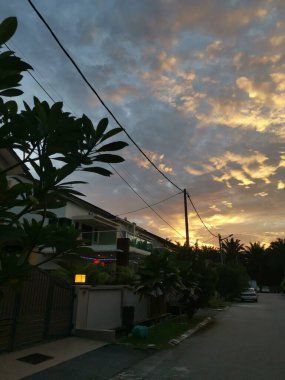 Tipik Asya sokağının etrafında güzel bir gün doğumu