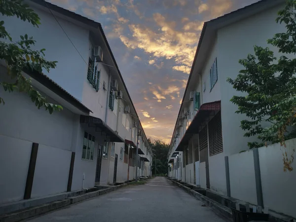 Colorful Sky Symmetrical Row Building — Stock Photo, Image