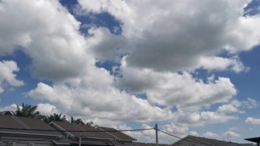 Hareket eden beyaz bulutun zaman aşımı sahnesi