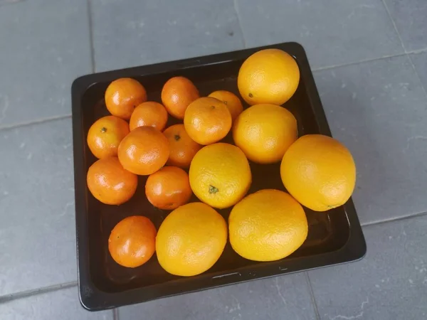 Viele Orangen Und Mandarinen Zur Schau Gestellt — Stockfoto