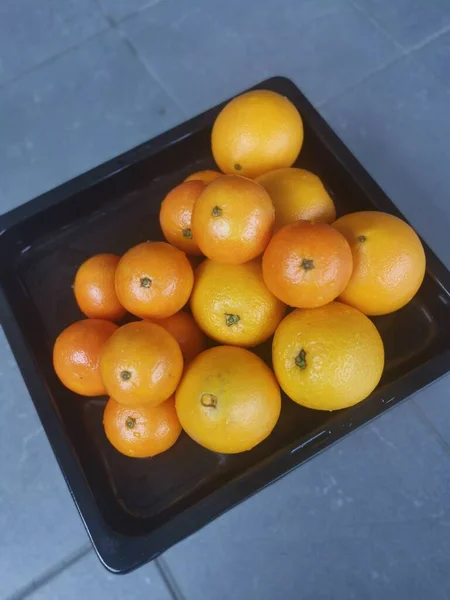 Viele Orangen Und Mandarinen Zur Schau Gestellt — Stockfoto