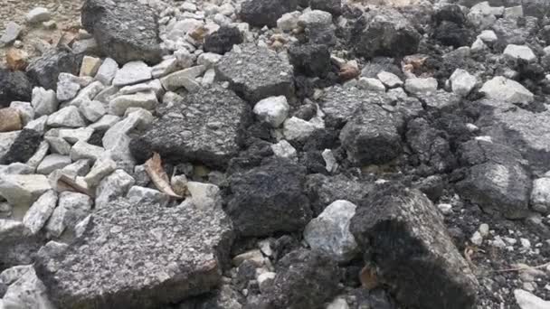 Połamane Kawałki Kamienia Asfaltowego Drodze Wiejskiej — Wideo stockowe