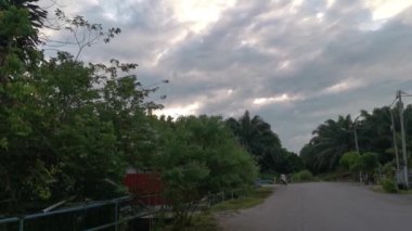 Güzel sabah manzarası yerleşim caddesi boyunca