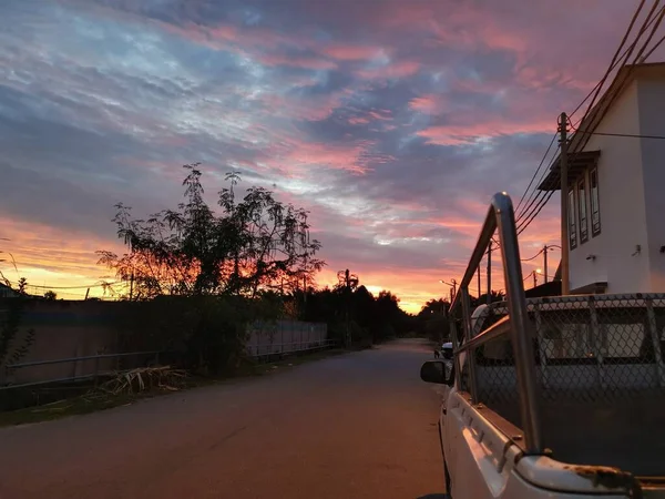 Красивый Восход Солнца Вокруг Типичной Азиатской Жилой Улицы — стоковое фото