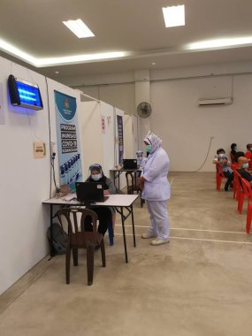 Perak, Malezya. 4 Temmuz 2021: PPA Amanjaya Salonu, Sri Manjung 'da kovid19 aşı bekleyen insanlar.