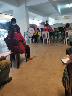 Perak, Malezya. 4 Temmuz 2021: PPA Amanjaya Salonu, Sri Manjung 'da kovid19 aşı bekleyen insanlar.