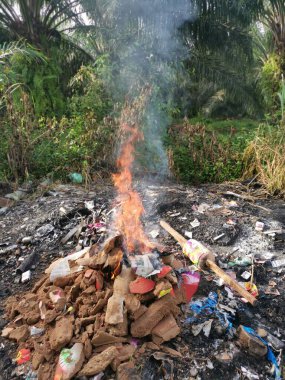 Kırsal yol boyunca yanan çöpler..