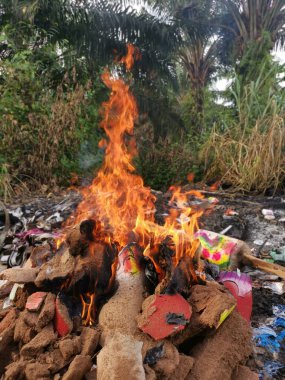 Kırsal yol boyunca yanan çöpler..