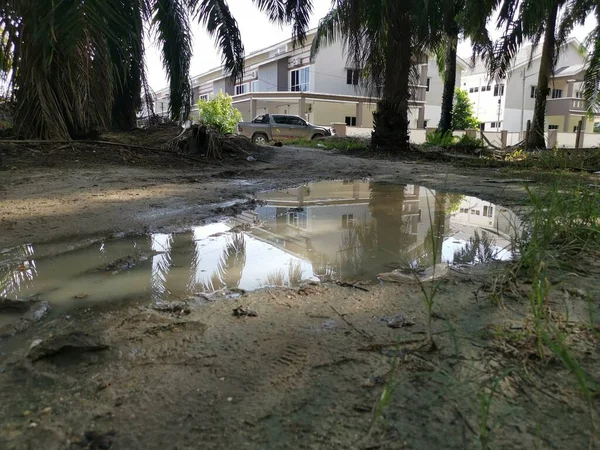 Reflective Puddle Nearby Building — Stock Photo, Image