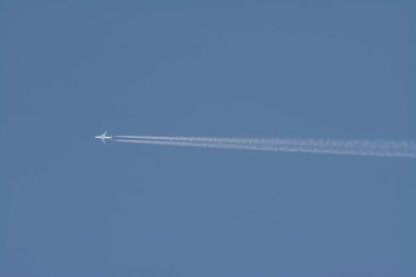 Mavi gökyüzünün üzerinde uçan anonim ticari aeor uçak