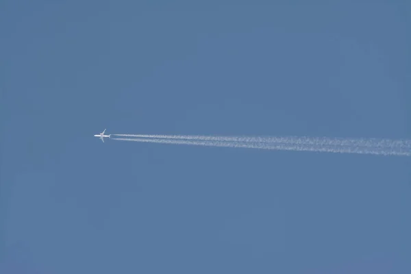 Avionul Comercial Anonim Care Zboară Deasupra Cerului Albastru — Fotografie, imagine de stoc