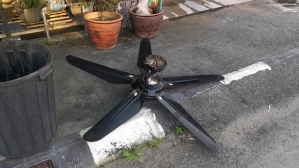 Spoiled Black Ceiling Fan Thrown Street — Vídeo de Stock