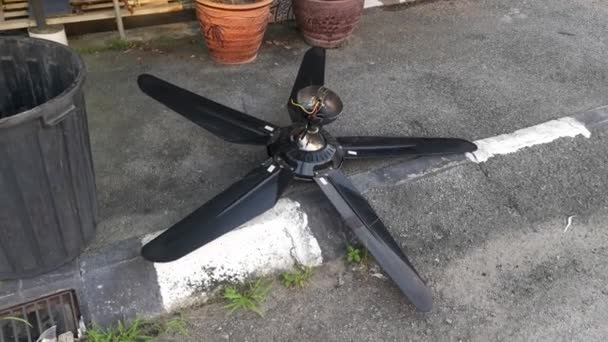 Spoiled Black Ceiling Fan Thrown Street — Vídeo de Stock