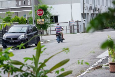 Perak, Malezya. 20 Temmuz 2021: Taman Mas Konutlandırma Bölgesi 'ndeki yerleşim yeri kavşağı çevresinde veya dışında giden araç görüntüsü, Kg Koh.