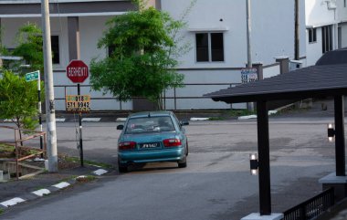 Perak, Malezya. 20 Temmuz 2021: Taman Mas Konutlandırma Bölgesi 'ndeki yerleşim yeri kavşağı çevresinde veya dışında giden araç görüntüsü, Kg Koh.