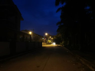 Gece caddesini aydınlatan konut lambası direği