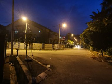 Gece caddesini aydınlatan konut lambası direği