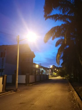 Gece caddesini aydınlatan konut lambası direği