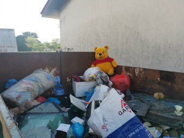 Perak, Malezya. 3 Ağustos 2021: Kg Koh Merkez Pazarı 'ndaki yerel çöp hurdalığına atılan oyuncak çöpe atılmış veya istenmeyen Winnie.
