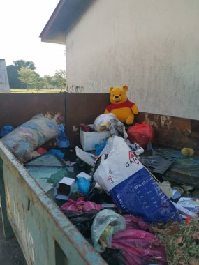 Perak, Malezya. 3 Ağustos 2021: Kg Koh Merkez Pazarı 'ndaki yerel çöp hurdalığına atılan oyuncak çöpe atılmış veya istenmeyen Winnie.