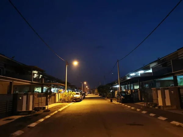 Poste Lámpara Residencial Que Ilumina Calle Nocturna — Foto de Stock