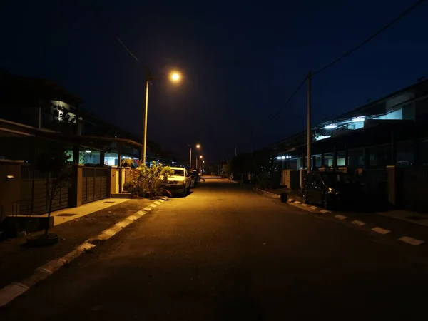 Gece Caddesini Aydınlatan Konut Lambası Direği — Stok fotoğraf