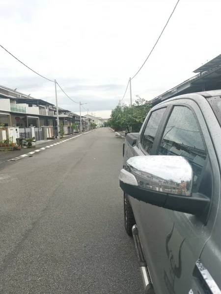 道路の周りに駐車場がある朝の雰囲気 — ストック写真