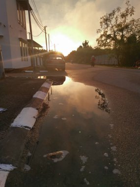 Barınak caddesinde sağanak yağmurdan sonra karanlık gökyüzü