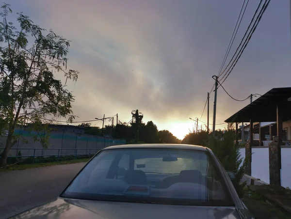 Cielo Scuro Dopo Doccia Pesante Alla Strada Alloggiamento — Foto Stock