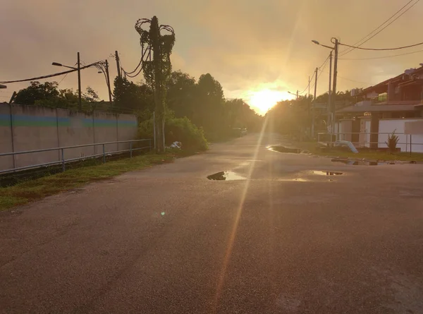 Темное Небо После Сильного Ливня Жилой Улице — стоковое фото