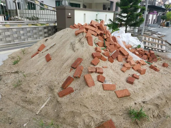 改装中の住宅の外から発見された砂 赤レンガ 砂利の石の山 — ストック写真