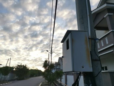 Sokak kenarındaki elektrik direğinin manzarası.